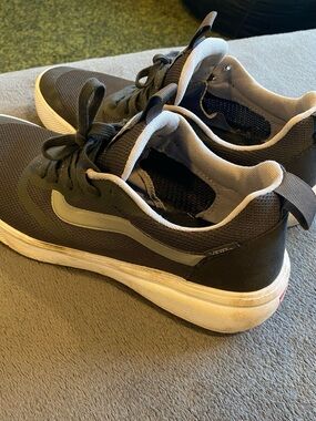 Vans Men’s Black & White Low-Top Sneakers